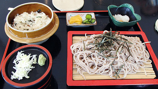 。手打ち蕎麦と炊き込みご飯のセット